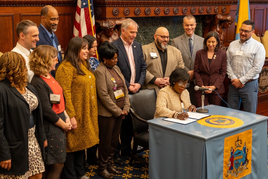 Image of Mayor Parker signing the Vision Zero Executive Order.